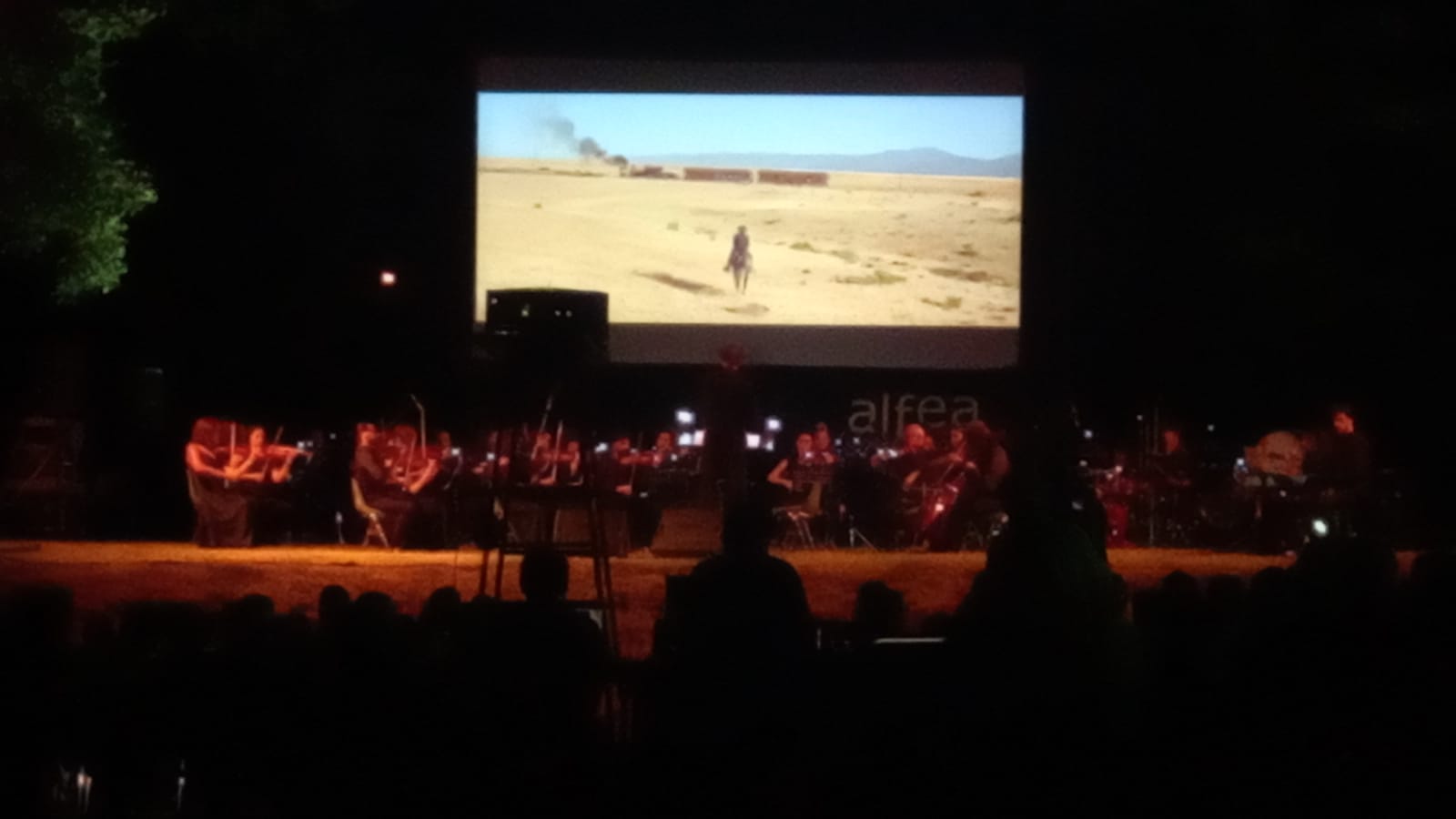 Panoramica notturna dell'allestimento con maxischermo per l'Opera al lago con il Morricone Film History e la musica del grande cinema.