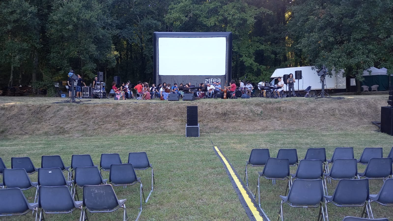 Panoramica dell'allestimento con maxischermo per l'Opera al lago con il Morricone Film History e la musica del grande cinema.