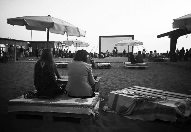 Maxischermo gonfiabile al Bagno degli Americani per la rassegna "Cinema sul mare". Bianco e nero.